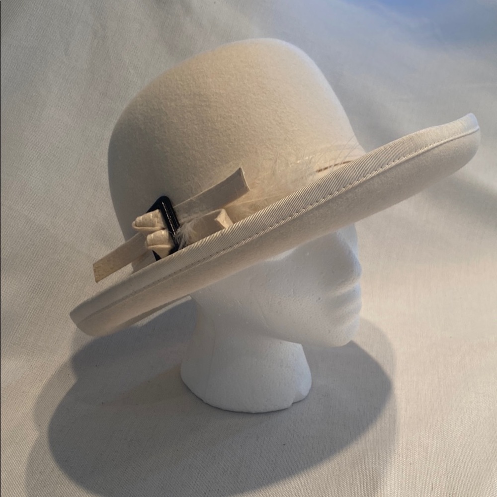 Vintage Cream Wide-Brimmed Hat with Decorative Band